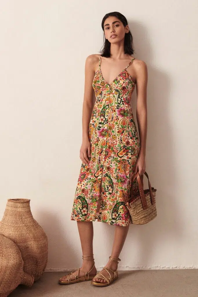 L’attribut alt de cette image est vide, son nom de fichier est robe-bash-baila-683x1024.jpg.