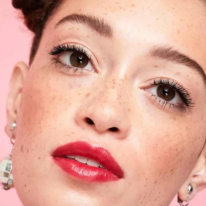 Benefit : le mascara cosmique et renversant