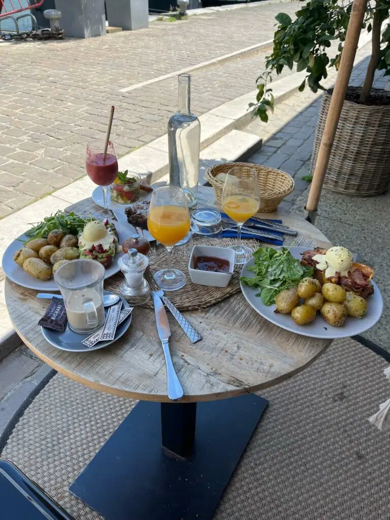Le bateau phare: bruncher sur les quais de seine