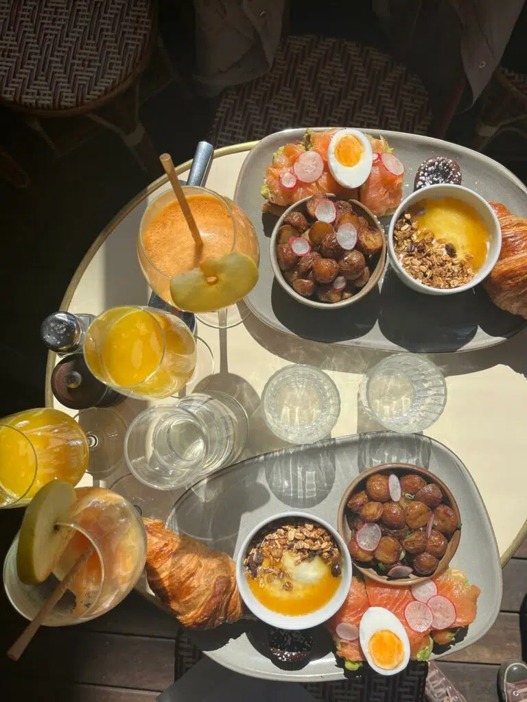 Brunch chic et gourmand au Café Latéral, à deux pas de l’Arc de Triomphe