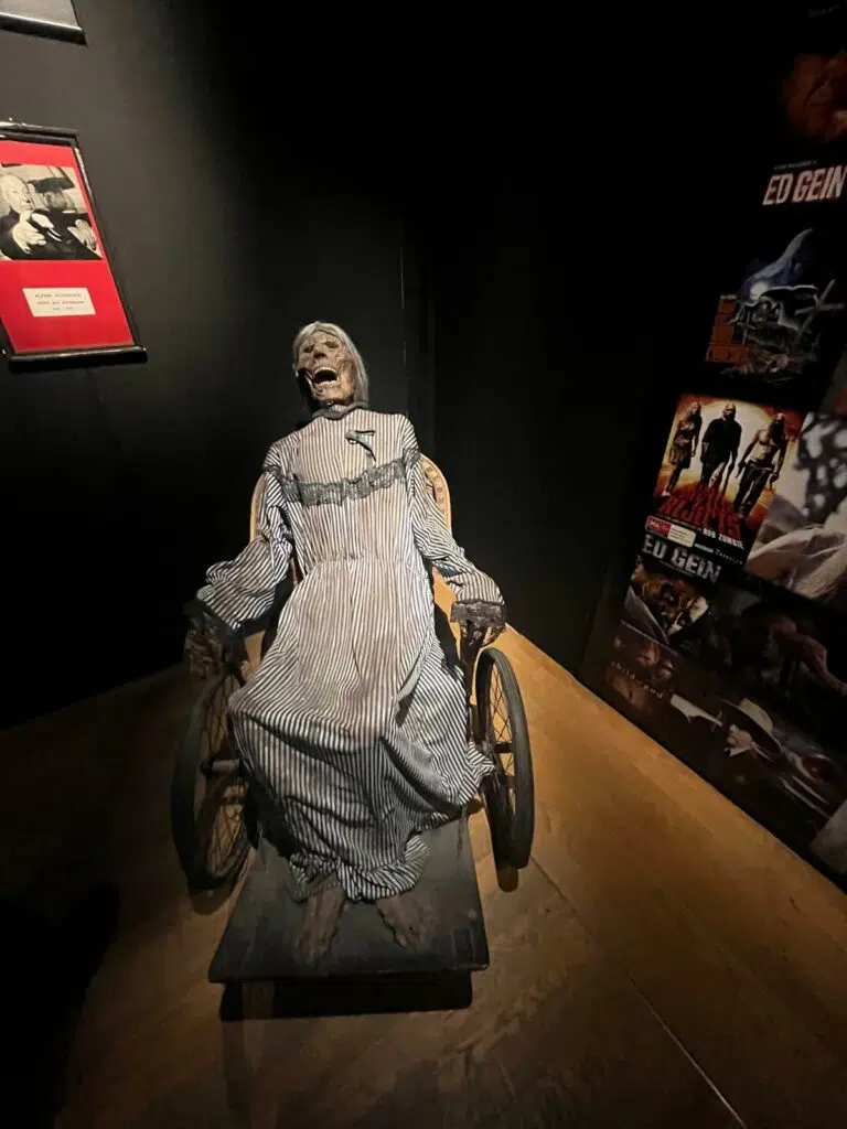 Exposition Serial Killer à la Galerie Montparnasse : tueurs en série, médecine légale et enquête immersive à Paris