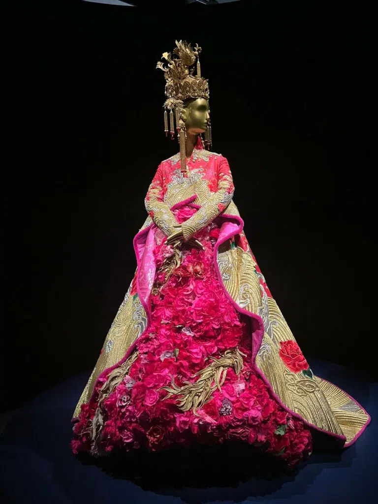 Au fil de l’or : L’art de se vêtir de l’Orient au Soleil-Levant