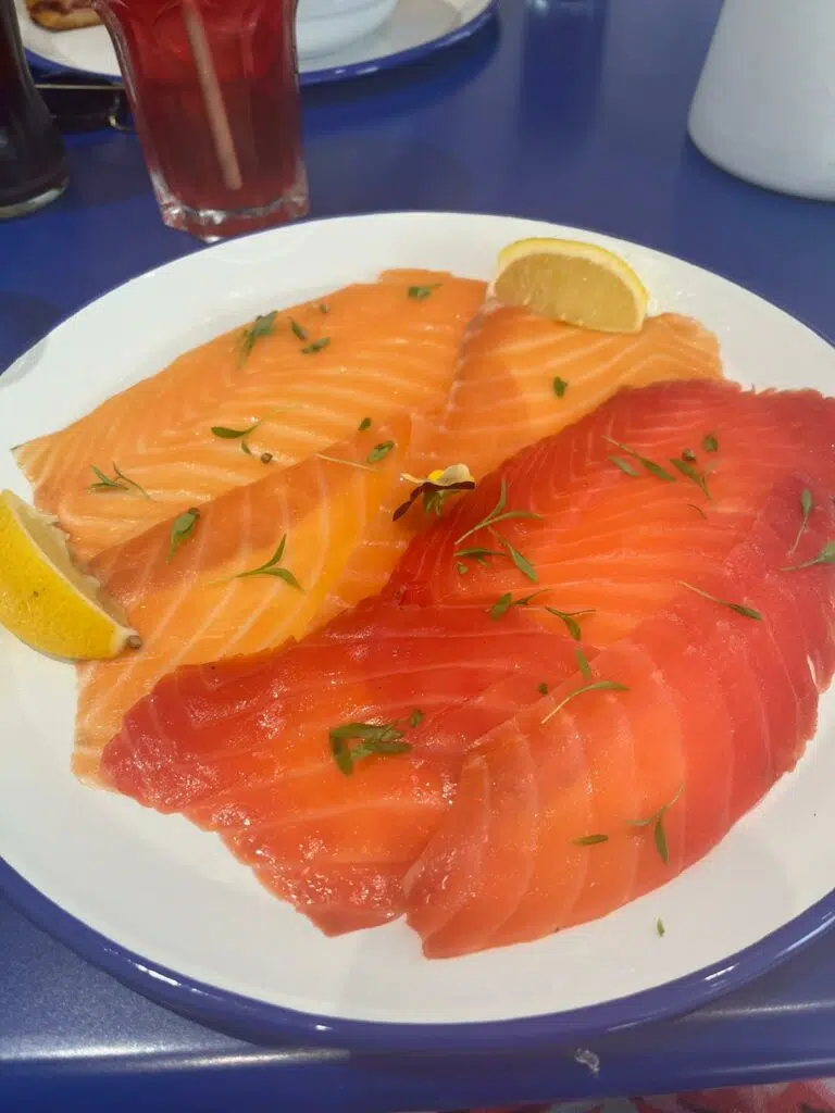 Longchamp ouvre un café éphémère dans le Marais – et dévoile sa nouvelle vibe automnale