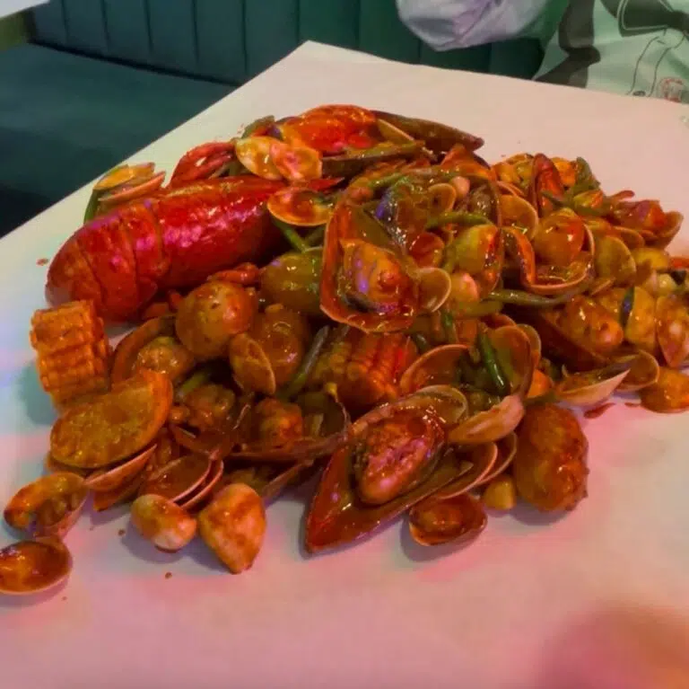 Folie Crabe : l’élégance décomplexée du seafood boil à Paris