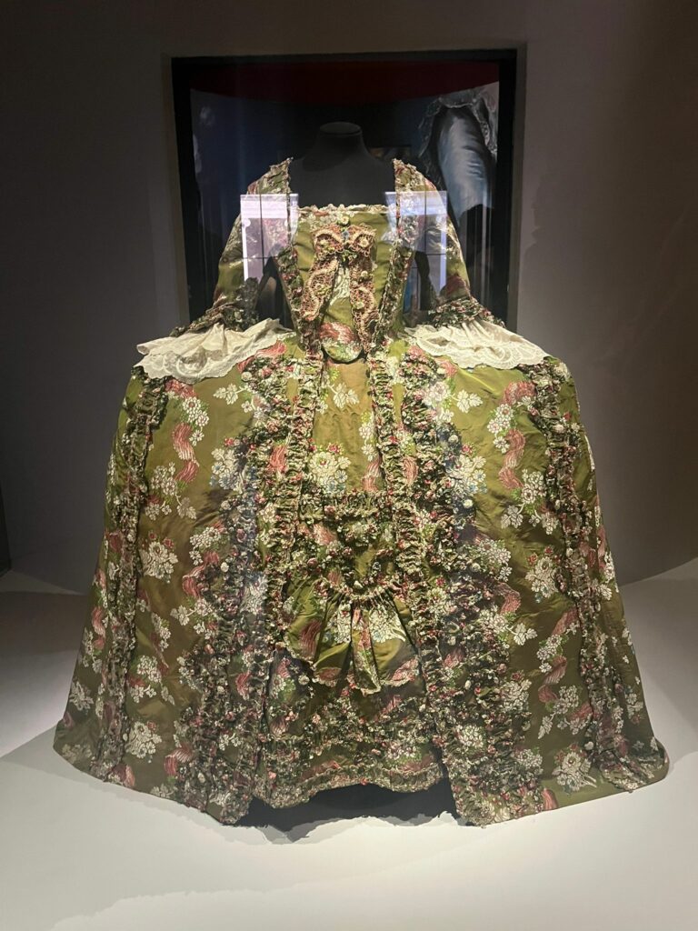 Plongée au cœur de l’exposition : un XVIIIe siècle revisité