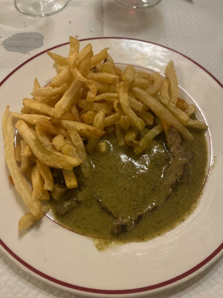 Le Relais de Venise : l’institution parisienne où l’on ne choisit qu’une chose… la cuisson de sa viande