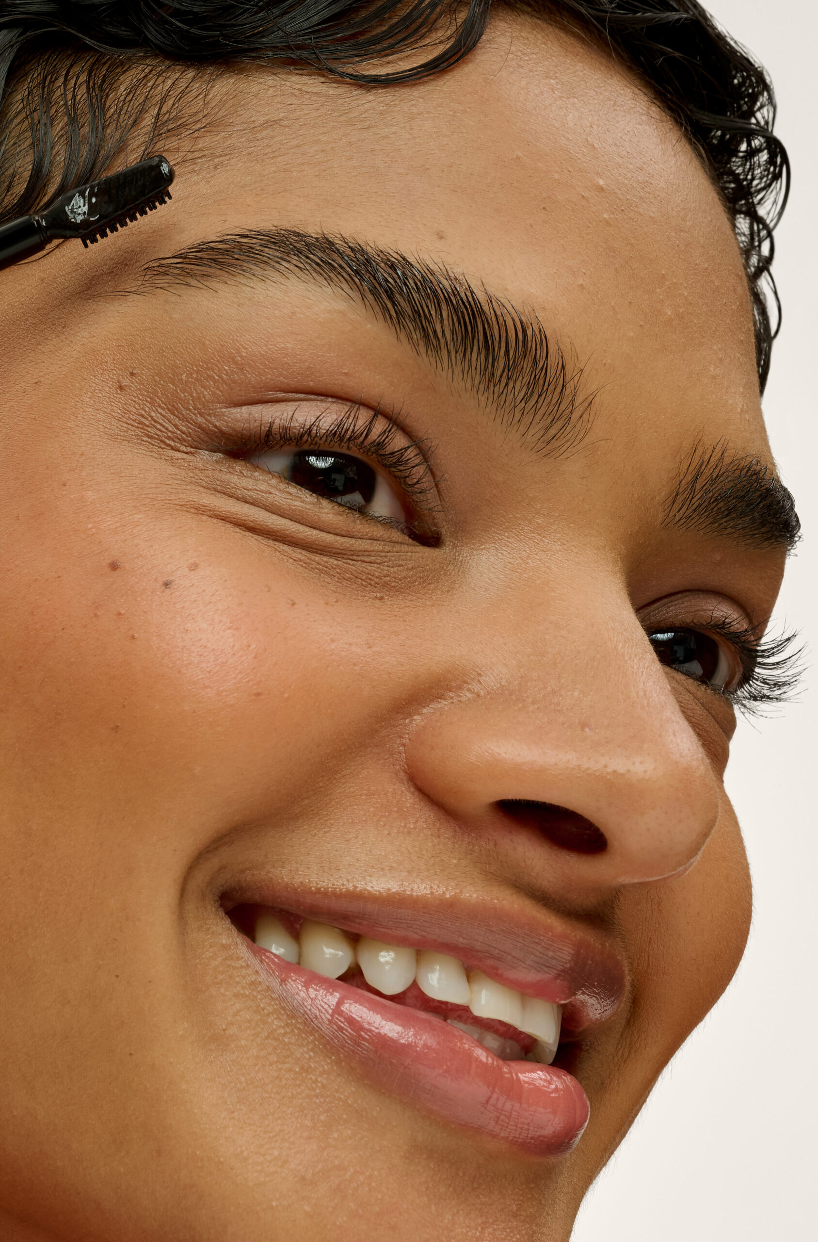 Quel est le meilleur gel à sourcils en 2026 ? Notre avis sur Dream Sheen Brow Glaze de Benefit